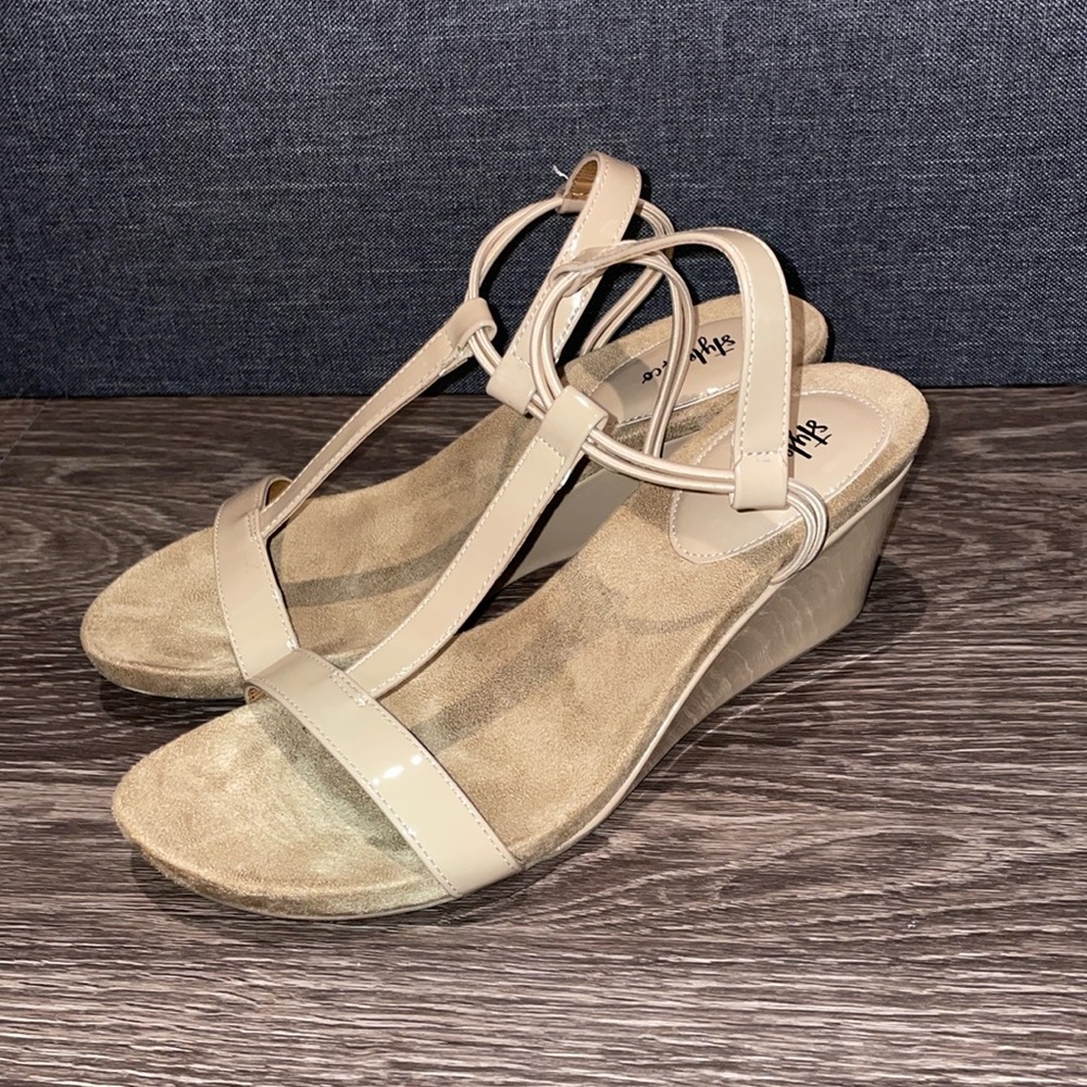Strappy nude wedges, low heel